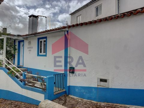 House located next to the walls of the Medieval Castle of Óbidos. With 4 fronts and divided into two T1 houses, totally independent. With parking for 2 cars and pleasant outdoor space. PVC window frames with double glazing and swing windows. Excellen...