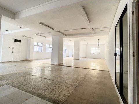 Large, open-plan, raw commercial premises, with the possibility of changing use, for the buildability of four or more homes. The place is located between two squares, the most central and busiest in Torremolinos, in the heart of the city. But at the ...