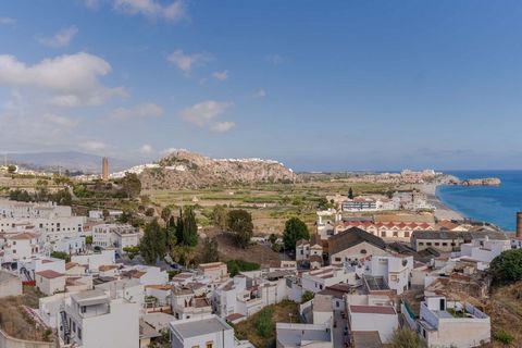 Wij bieden deze fantastische kans te koop aan aan de Costa Tropical van Granada. Dit is een gebouw bestaande uit 2 appartementen en een berging. Het heeft een bebouwde oppervlakte van 360m2 waarvan 215m2 bruikbaar is, op een perceel van 867m2. Als u ...