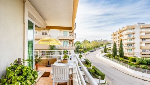 This fantastic two-bedroom apartment is located in a condominium with a swimming pool , less than 500 meters from Praia da Rocha and the Portimão Marina. Entering the apartment, we find a large entrance hall that leads to the living room with access ...
