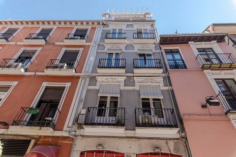 Magnificent building in the heart of Granada, unbeatable location, in the heart of the commercial and tourist area of the city, with a façade on two streets, Calle Mesones and Calle Marqués de Gerona. It currently has 8 homes and 2 commercial premise...