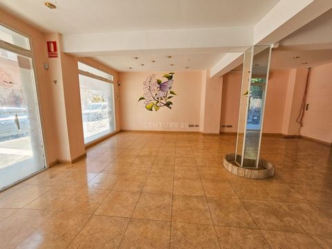 Do you want to buy a commercial property in Mollet ? Excellent opportunity to acquire this commercial property with an area of 89m² located in Gaieta Ventallò, Mollet del Vallés, province of Barcelona. It has good access and is well connected. Do you...