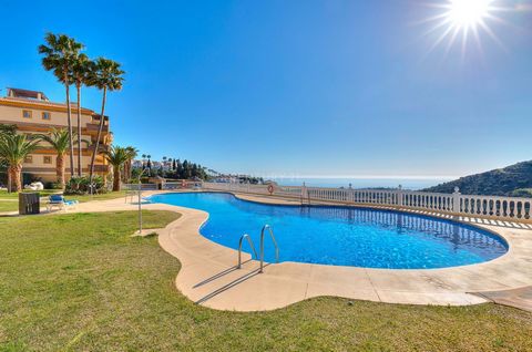 Welcome to your oasis in Altos de Calahonda. This charming 85-square-meter apartment is a true gem that offers an exceptional coastal lifestyle. Upon entering, you'll be greeted by a bright and modern kitchen, a cozy living room with fireplace for th...