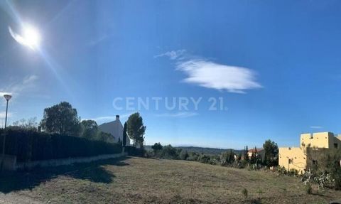 This land for sale in Garriguella, located in the Vent de l'Empordà Urbanization, offers a unique opportunity to build the house of your dreams in an idyllic environment. With an area of 1001 m2, the plot is described in the deeds as an 