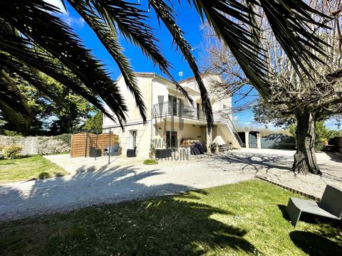 Superb house completely renovated with beautiful volumes and an exceptional environment. Located 10 minutes from Isle/Sorgue and 20 minutes from Avignon, there is no nuisance to enjoy beautiful days by the pool. This property has the advantage of bei...
