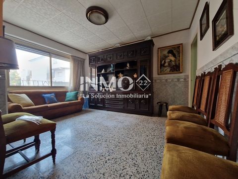 Semi-detached house in the centre of the port of Cambrils. The house of 114m2 is distributed between two floors with three bedrooms, two bathrooms, independent equipped kitchen and two living-dining room; It also has a large south-facing terrace, a s...