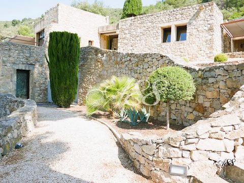 12-room house on a wooded estate of more than 25 hectares in absolute calm. This magnificent stone property with a very luminous contemporary architecture of 600 m² built in 1979 offers a panoramic and unique view on the Luberon and the Durance Valle...