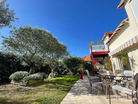 SAINTE MARIE-sur-MER, attractive family home in year-round neighborhood. The south-facing living room with fireplace is bathed in light with 3 large windows, kitchen opening onto the patio, a bedroom and a master suite with dressing room, shower and ...