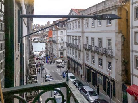 Apartment located 2 minutes from Ribeira and 5 minutes from Rua das Flores and S. Bento Station. The purpose is services, therefore ideal for a Golden Visa. The apartment occupies the entire floor. Facing Rua de S. João, to the south, it consists of ...