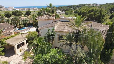 On a sunny plot of approximately 1.084 m2, only a few minutes away from the centre of Moraira, you can find this beautiful Spanish style property. A living area of around 195 m2 is distributed over two floors on a main living level, as well as a sepa...