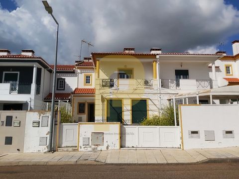 House located in the Urbanization of St. Luzia, in Elvas. With a total area of 195m2. This residence offers a cozy and comfortable space for your family! Upon entering you are greeted by an entrance hall leading to a large and bright living room. The...