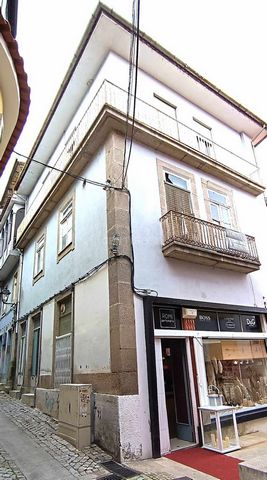 Corner building with 3 floors and attic with terrace. All floors have excellent ceiling heights. On the ground floor there is a rented store and commercial space, with a service bathroom, unoccupied. A complete bathroom that previously served the liv...
