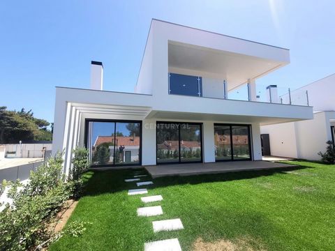 This T5 villa of contemporary architecture, in a condominium with swimming pool, stands out for its excellent spaces, materials and finishes, is located next to Sintra/Cascais Natural Park, close to several international schools, golf courses, beache...