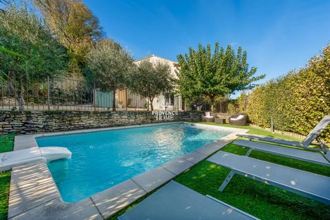 Provence Home, the Luberon real estate agency, is offering for sale, this house nestled on the outskirts of the picturesque village of Goult, built in 2012, providing the sought-after comfort of today. Located on a fenced plot of 773sqm, with an auto...