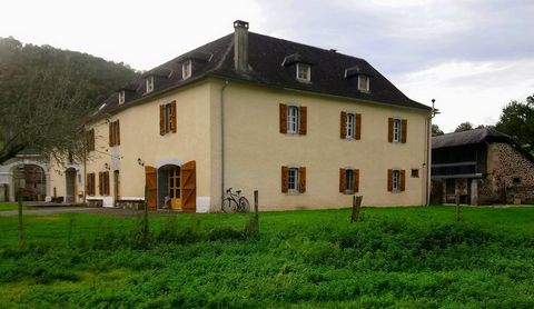 Summary it is a large farmhouse with an enclosed courtyard and composed of a main house of 275 m2 and a gite of 226 m2, both completely renovated with lime, hemp and stone on the ground, everything is habitable and furnished with furniture belonging ...