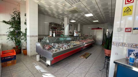 Commercial establishment (butchery and delicatessen), located in Quinta da Granja. Commercial fraction, with an area of 126m2, consisting of two floors (ground floor and basement), two bathrooms. This location has an attached room for cutting and pre...