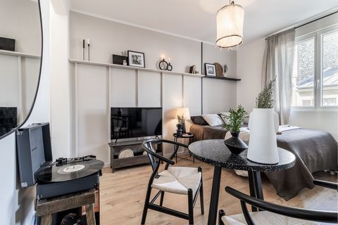 Splendid renovated and furnished studio located in Rue Robineau, in the Père-Lachaise district, in the 20th Arrondissement. It is located on the 3rd floor with lift, close to Gambetta, Ménilmontant and Rue Saint-Maur stations. Nearby attractions incl...