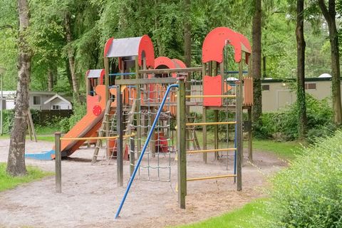 Wohnen Sie in diesem ruhigen, gemütlichen Chalet in einem Naturpark in Drenthe. Sie können alle Gemeinschaftseinrichtungen auf oder neben dem Campingplatz nutzen, wie z. B. Schwimmbad (gegen Gebühr), Tennisplatz, Restaurant, Indoor-Kinderparadies, Mi...