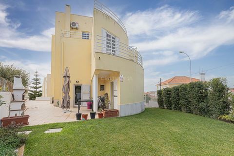 Detached 4 bedroom villa in a condominium in Porto Salvo with swimming pool Luxury villa with 5 rooms, completely remodeled. Located in the Porto Salvo - Oeiras area, with all kinds of commerce and services in its vicinity. HOME Cave: Consisting of a...