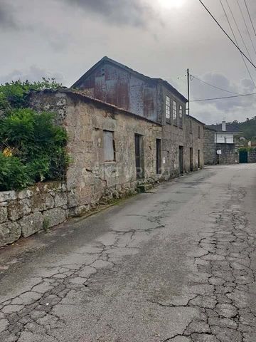 Rustic villa with land for restoration. Total area of 400m2, built area of 220m2, located in Figueiredo das Donas, 8 km from Vouzela, 7 km from Termas de São Pedro do Sul and 20 km from Viseu. Investment opportunity. Figueiredo das Donas is an old Po...