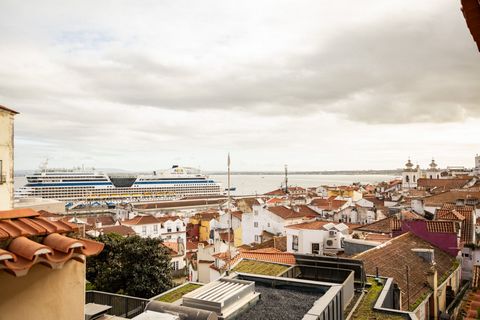 Come and see this very bright apartment, inserted in a traditional Lisbon building in excellent condition, located in Alfama. The property is on the 1st floor and is the top floor of a building with only 2 floors, in a very quiet street and consists ...