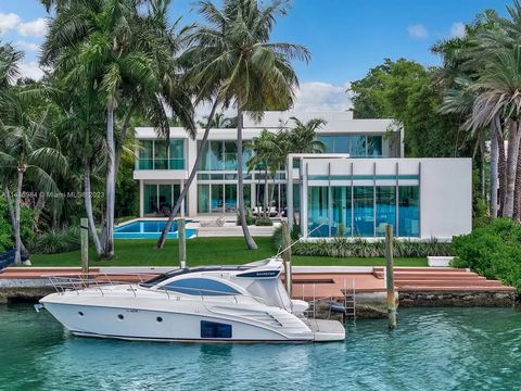 Immerse yourself in absolute refinement with this modern estate for sale on Palm Island. 9 beds, 8/1 baths, breathtaking bay views. Discover the ultimate luxury lifestyle!