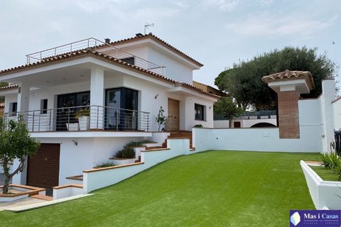 Fantastisch huis gelegen in L'Escala, tussen de haven en Cala Montgó, precies op de top van Puig Sec! Het heeft een perceel van 680 m2, waarop een huis zal worden gebouwd, dat in 2015 volledig zal worden gerenoveerd, met de combinatie van comfort, kw...