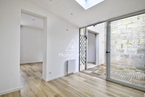 HollyHome est heureuse de vous présenter à la vente cette jolie échoppe double de 81 m2 entièrement réhabilitée avec de jolis matériaux dans le quartier recherché d'Ornano à Bordeaux et plus précisément dans la rue du Tondu. L'entrée dessert 3 chambr...