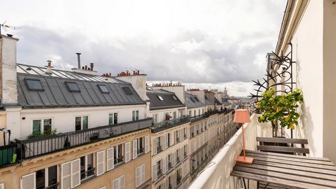 Ideally located in the heart of Rue Jean-Baptiste Pigalle and a stone's throw from Place Saint-Georges. Charming 32.59sqm Carrez law apartment on the sixth and last floor by staircase. This large two-bedroom apartment, entirely renovated with quality...