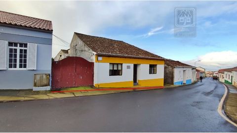 Vrijstaand huis, type T4, bestaande uit 2 verdiepingen, gebouwd op een perceel grond met een totale oppervlakte van 823 m2, gelegen in een van de hoofdstraten van de parochie Salga, Nordeste, São Miguel Island, Azoren. Het is een huis gebouwd in medi...