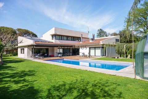 Detached Villa for sale in Vilanova Del Valles, with 7.405.632 ft2, 6 rooms and 5 bathrooms, Swimming pool, 4 Garage space, Storage room and Air conditioning. Features: - SwimmingPool - Air Conditioning - Garage