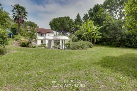 Located in the spa town of Salies-de-Béarn, this former 17th century farmhouse and its outbuildings are located on a wooded plot of 4400 m2. This character property comprises a main house of 439 m2, an adjoining apartment of approximately 100m2, a ho...