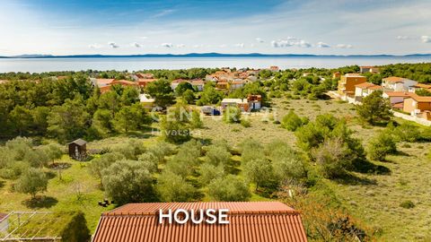VIR, HOUSE WITH 2 APARTMENTS/APARTMENTS ON A SPACIOUS PLOT, 2672 m2, WITH A BEAUTIFUL SEA VIEW!   A family house for sale with 2 separate apartments on a spacious plot of 2672 m2, approx. 750 m2 from the sea with a wonderful view of the sea. The hous...