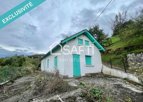 18 minutes from Saint Girons in a quiet village in a small mountain is this house with a clear view to the North. Ground floor: kitchen, living room, bedroom and bathroom. Upstairs are two bedrooms. The house has a workshop of 5 m2 and an attic of 18...