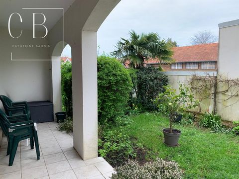 In the popular area of Genette in La Rochelle, quiet and close to all amenities (bus, shops, doctors) I offer this apartment of 46m2 located on the ground floor of a secure residence of 2 floors. It consists of a spacious entrance with a large closet...