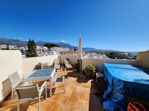 Penthouse in Nerja, with 2 bedrooms and 2 bathrooms in Urb. Olivar de Punta Lara, with parking, pool, terrace and large roof terrace with fantastic views of the sea and the mountains. The property is located in the Punta Lara area, in a small private...