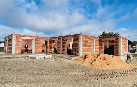 Construction already started is this 4 bedroom bungalow with pool, garden and garage for two cars in Pataias, Alcobaça parish. Modern-style house on a 680 m2 plot of land with a construction area of 304 m2. Privileged location with excellent solar or...