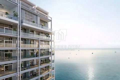 Metropolitan Premium Properties è orgogliosa di presentarvi Cape Hayat sulla prestigiosa isola di Hayat, Mina Al Arab. Cape Hayat è una destinazione dell'isola con accesso a una spiaggia privata e servizi di prima classe. Cape Hayat ha 4 edifici, com...