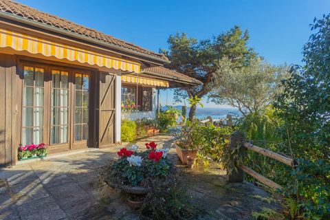 Ontsnap naar uw privéoase in het hart van Monterosso, op de heuvel van Verbania, waar deze prachtige villa een harmonieuze mix van rust en panoramische schoonheid biedt. Deze unieke woning biedt een ongeëvenaard panoramisch uitzicht op de ongerepte w...