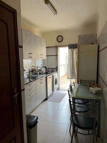 Located in a privileged area of Encosta do Sol (Alto da Brandoa), close to schools, traditional commerce, public transport, we find this property, built in the 90s. The T2 apartment intended for housing consists of 2 bedrooms, one with a built-in war...