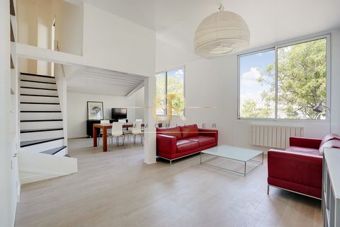 PARIS Xe - GARE DE L'EST - Cabinet BR Immobilier offers you this SUPERB DUPLEX near the Gare de l'Est and the Canal Saint-Martin in a WELL KEPT condominium. It consists of an ENTRANCE on the courtyard, follow on the first level a BRIGHT LIVING ROOM f...