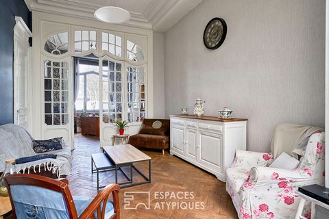 Detached family house of approximately 231 m2 with garden not overlooked just ten minutes from Lille. Built in 1875 in the bourgeois style of mansions, it has survived the years brilliantly. The entrance invites you to discover a living room, a dinin...