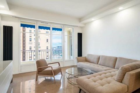 Monte Carlo, at the door step of the Golden Square, in a bourgeois building with lift and concierge. Located on the second floor, this renovated 4-room apartment mixed-use with 119.50 sqm of living space and 10.50 sqm of terraces enjoys sea views. Mi...