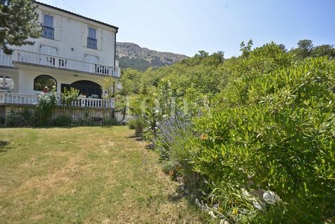 Location: Primorsko-goranska županija, Baška, Baška. In a quiet location surrounded by greenery, a few minutes drive to Baška is a semi-detached house with five apartments. The house has a residential area of 288 sqm and extends over three floors. On...