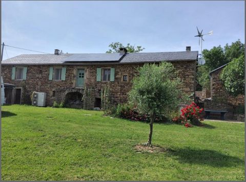 Dans le petit hameau de Jouvayrac , proche de Coupiac (Aveyron) , venez découvrir ce magnifique ensemble immobilier composé de trois maisons sur un terrain plat d'environ 7000 m2. Nous trouverons une maison d'habitation principale de 150 m2 environ a...