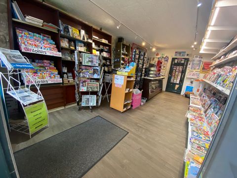 Real opportunity!!! Business of 50m² located in the center of a small village bordering Dordogne and Gironde. Activities Tobacco, Press, French games, CA relay, NICKEL account, Payment of fines, Drinks... Commercial lease in progress with a monthly r...