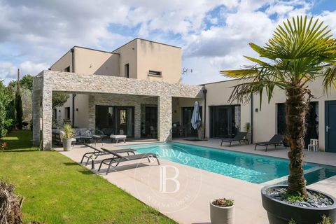 EXCLUSIVE - BRINDAS - Located in a quiet residential area, this contemporary house from 2014 on 2 levels has 6 rooms and offers great amenities. The garden level consists of a large living room with open dining room/kitchen and lounge. On this level ...