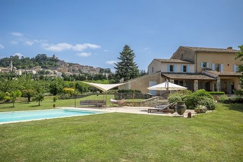This exceptional 18th-century property embodies all the life you dream of in Provence. With one of the most beautiful villages in the Luberon as a backdrop, set on a stunning 3.5-hectare plot of ancient cherry orchards and landscaped gardens, this au...