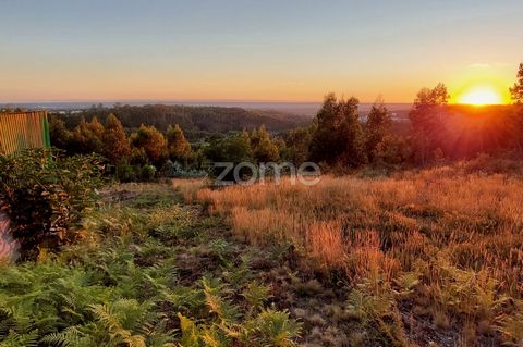 Identificação do imóvel: ZMPT565934 Land on which to build the villa of a lifetime with stunning views!!! Watch the sunrise and sunset every day, safe in the knowledge that nothing will ever be built to take away that view. It has all the necessary i...