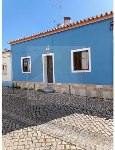 Terraced House located in the heart of Luz, full of potential. This cozy terraced house is located in the center of Vila da Luz and just a few minutes walk from the various cafes, restaurants, shops, post office and supermarkets that Vila da Luz has ...